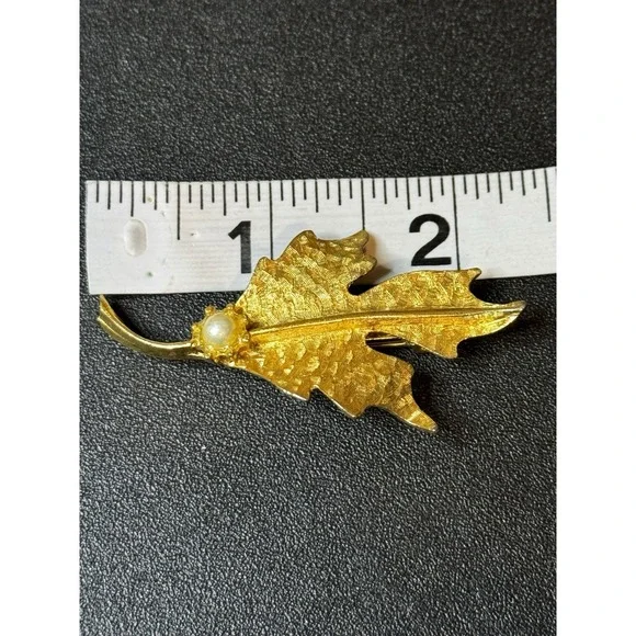 Vintage Gold Toned Leaf with Pearl Pin Brooch Heavy - Picture 2 of 6